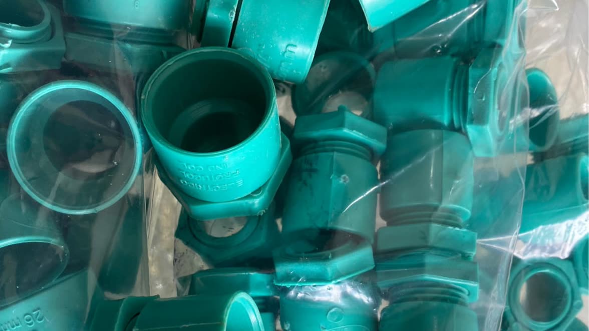 Accesorios de PVC para instalación eléctrica, empacados en bolsa, con la medida marcada en cada pieza