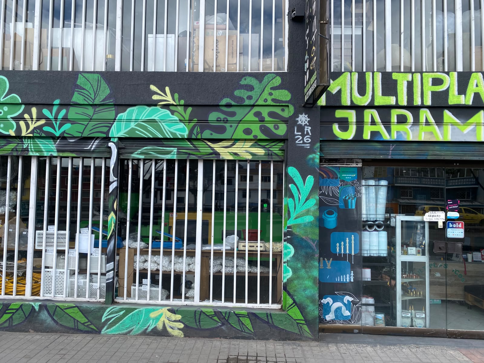 Vitrina del local con tubería, accesorios y cajas a la vista